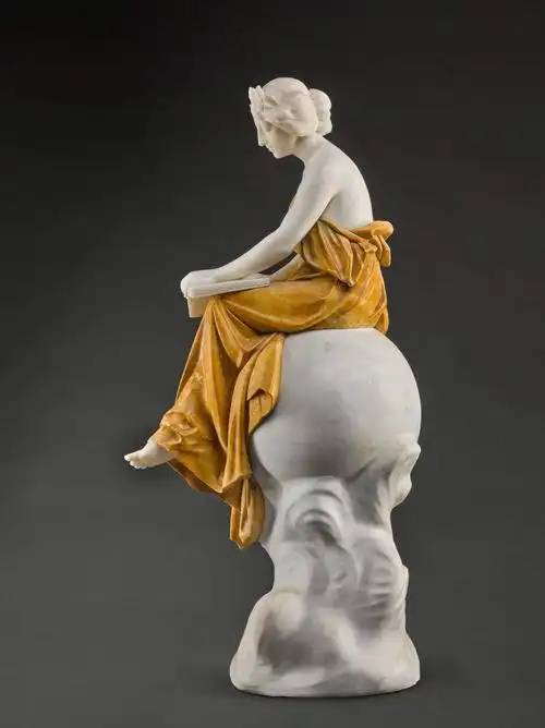 大理石雕塑女学者