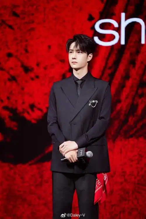 v-style#@uniq-王一博身穿c2h4出席今晚活动,经典红黑色穿搭契合活动