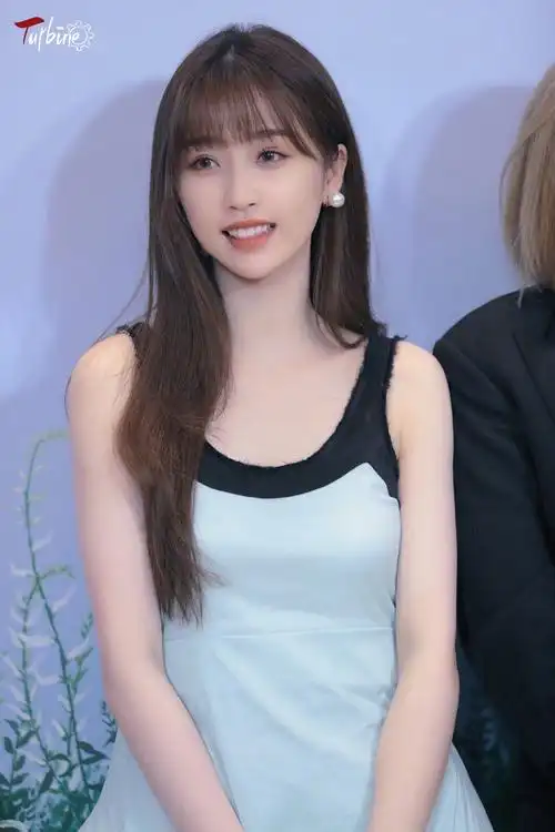 虞书欣在逃公主石锤!淡粉色连衣裙 长直发也俏皮了,笑容好甜