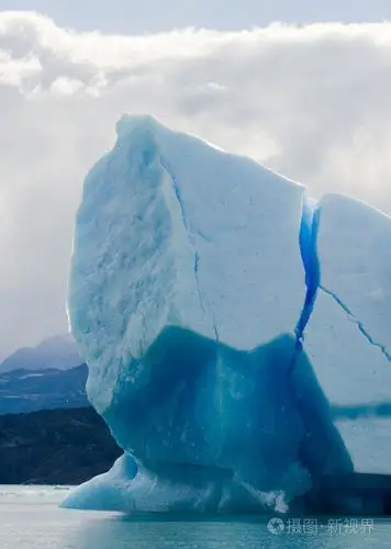 蓝色的冰川的冰