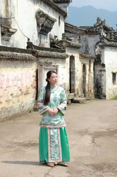 浙南河阳古民居中的村姑