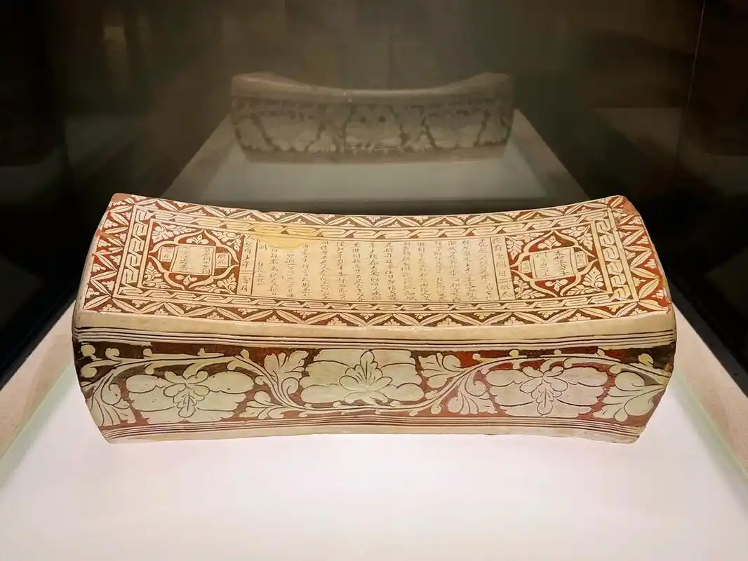 花卉诗文长方形枕 元(1271-1368) 磁州窑,中国古代北方最大的民窑体系