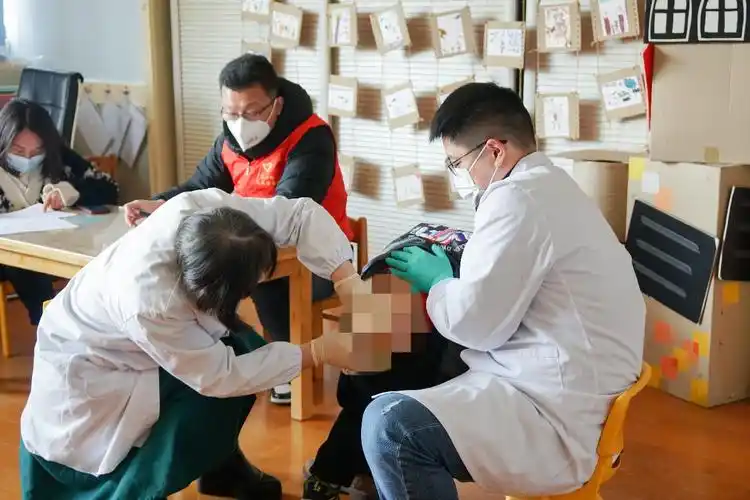 立人幼儿园,开展"学习雷锋精神,关注幼儿健康——蛲虫检测志愿行动"