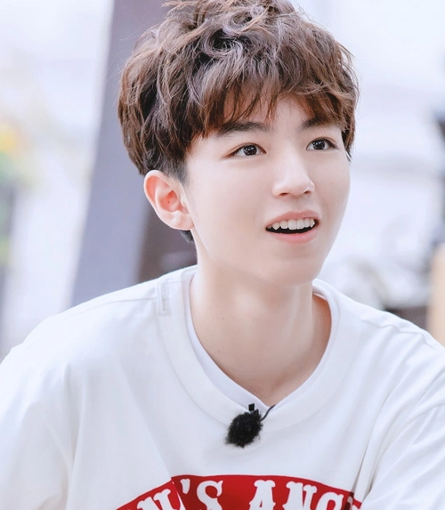 王俊凯第一次主动牵手女孩,看到正脸颜值后,校花果然不一般!