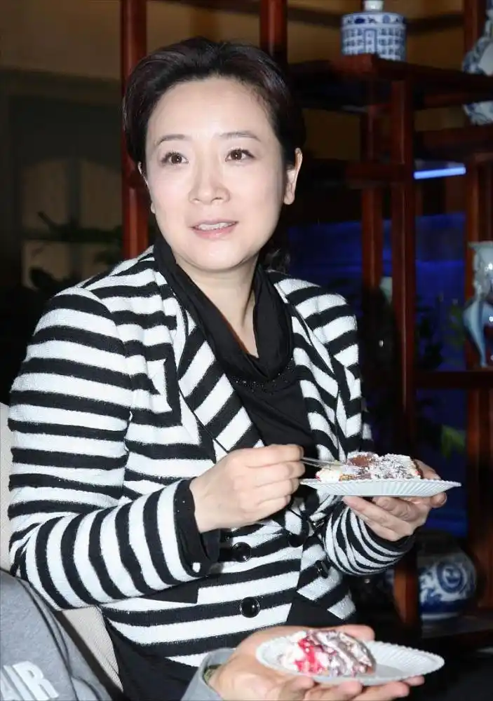 陈小艺53岁也优雅,身穿挂脖裙丝毫不在意身材,"微胖"也有气质