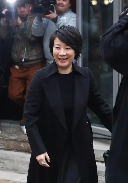 陈小艺穿黑裙出席活动身材臃肿没有腰也难逃中年发福呀