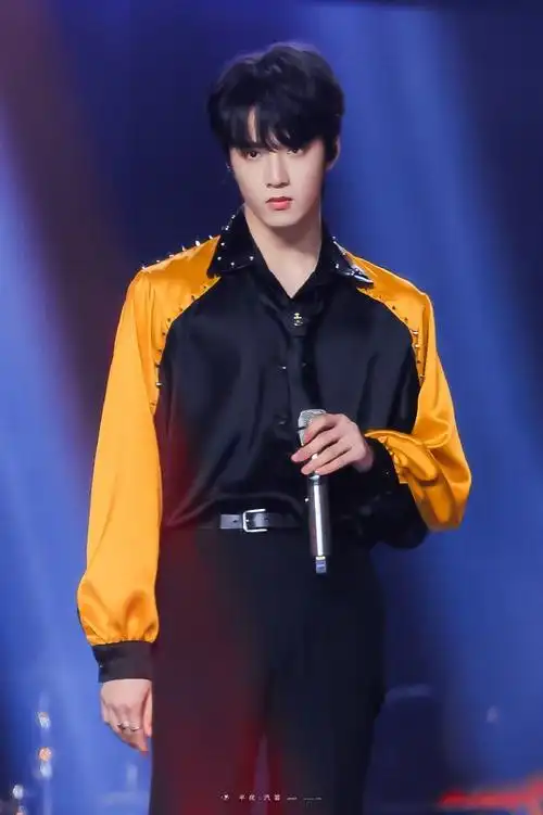 刘耀文东方卫视跨年晚会##刘耀文理想之途舞台直拍