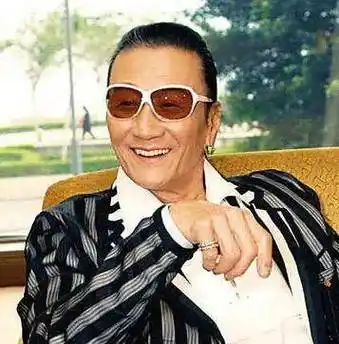 老帅哥谢贤现身街头引围观,88岁身体显虚弱,走路需要搀扶显落寞