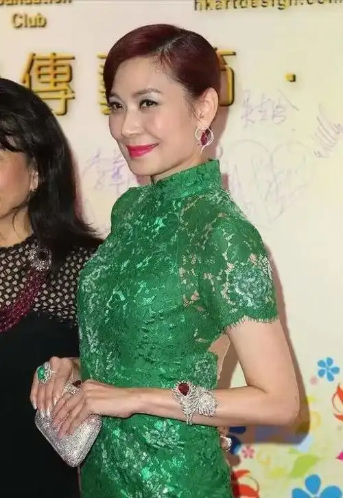 邝美云的身材太绝了裙子这么紧都没勒出赘肉真不像60岁