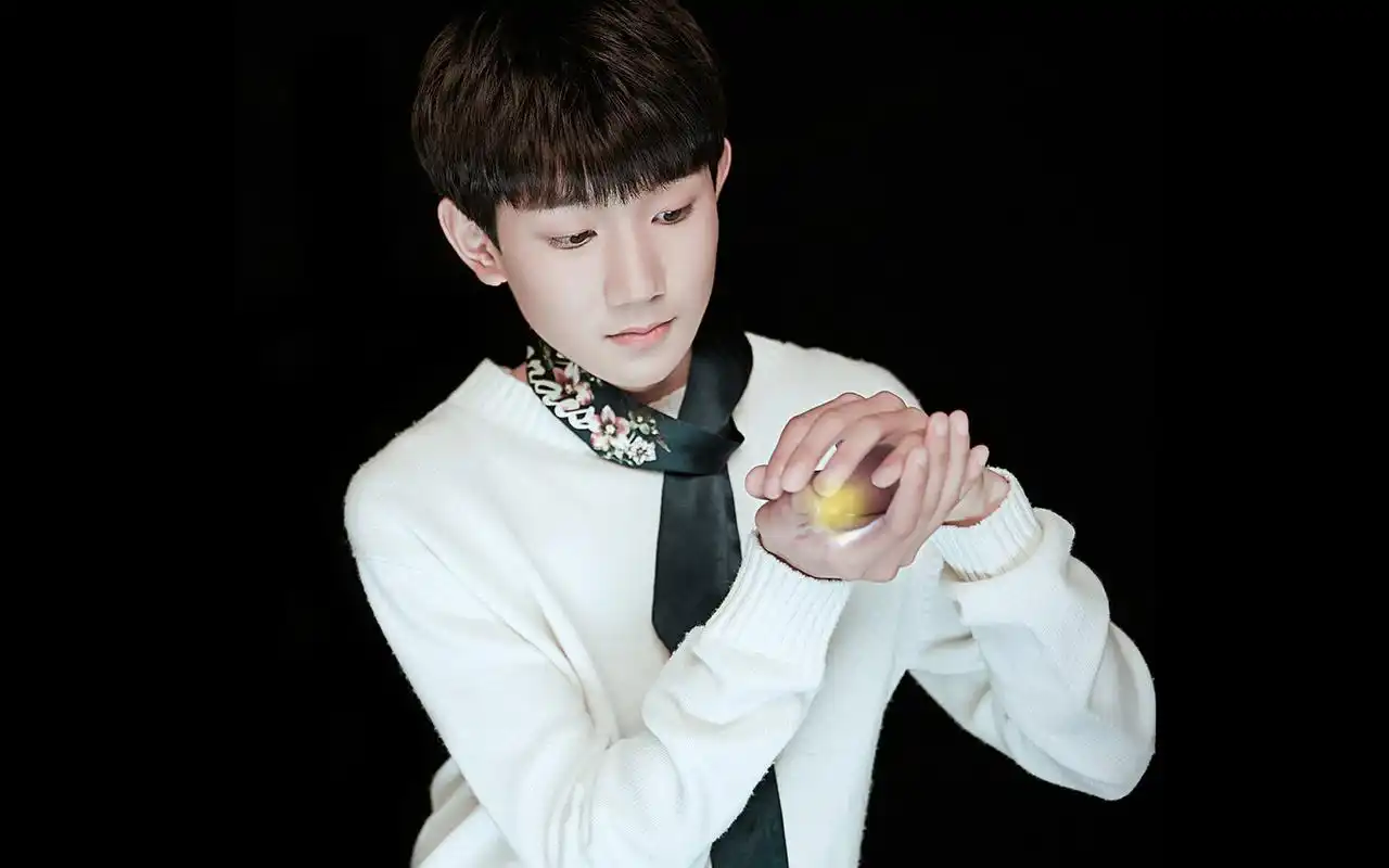 小鲜肉王源帅气壁纸_青春活力的tfboys王源