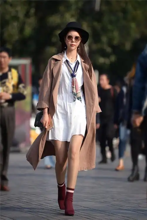 街拍:秋季那些穿风衣的靓女,让你感受秋天温度