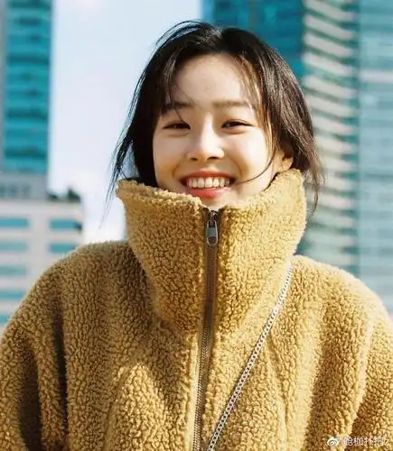 崔艺彬在《penthouse》一二季中饰演千书真(金素妍