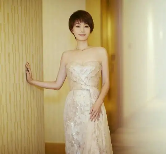 打开凤凰新闻,查看更多高清图片6月22日,马伊琍身穿prada浅粉色抹胸