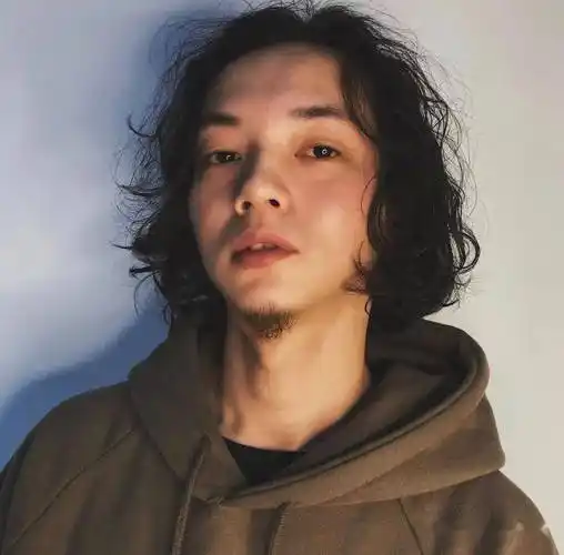 港风男士复古卷发火上热搜!又帅又飒_发型_男生_高刘海