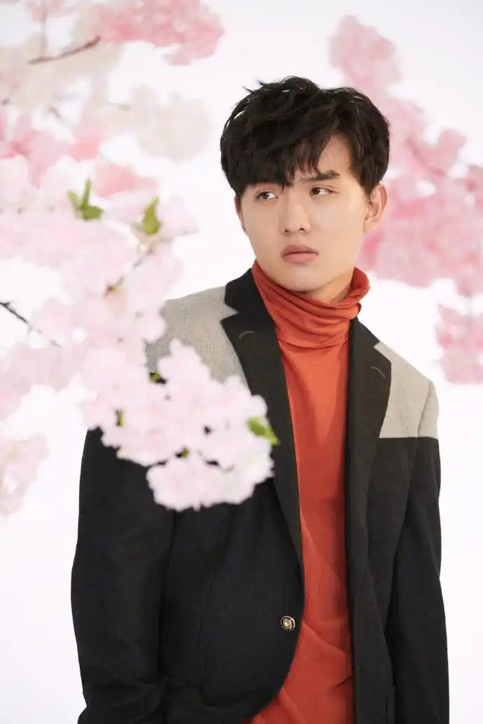 演员_郑伟发复古西装写真,有点帅.