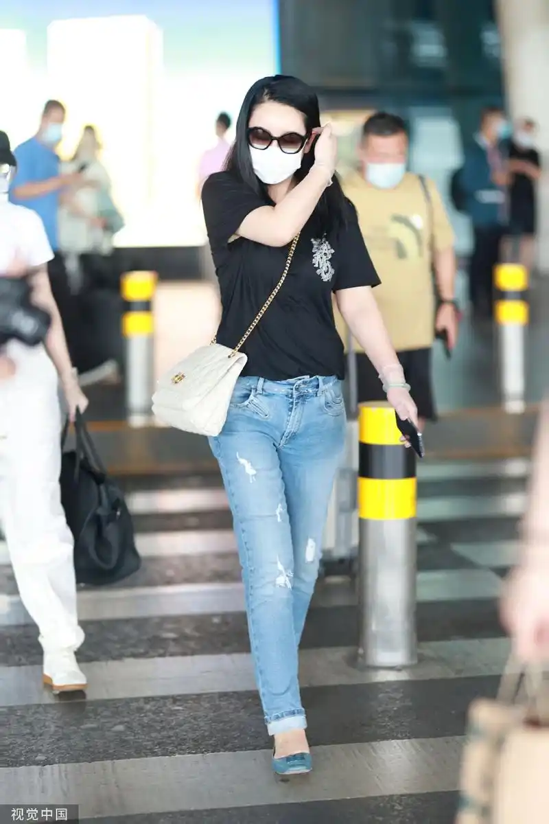 组图:秦海璐穿黑t搭牛仔裤抵达机场 前往剧组准备拍摄新剧