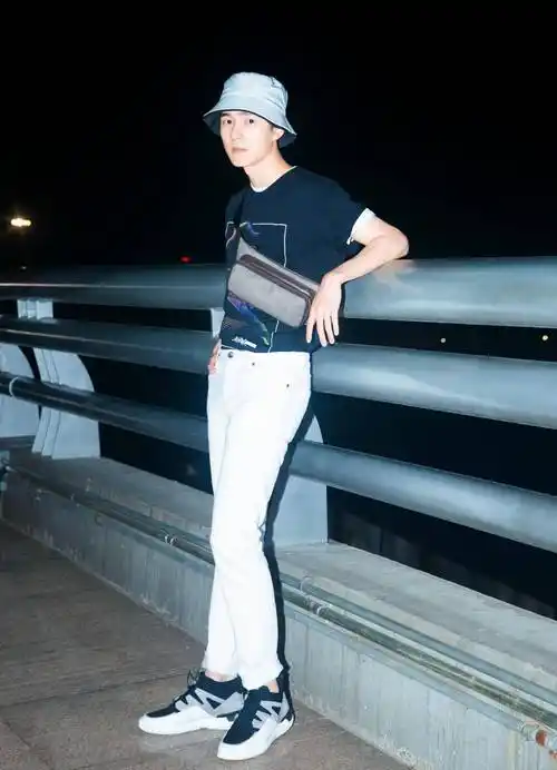 在这个造型中,刘昊然还选择了两件单品作为装饰,分别是身材包和渔夫帽