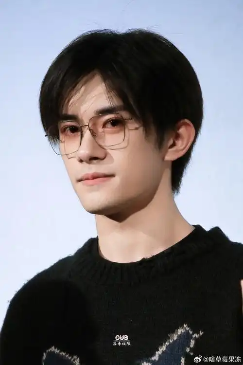 ##易烊千玺云螭二四逴跞山极# 以嫩芽抽条之艰领略