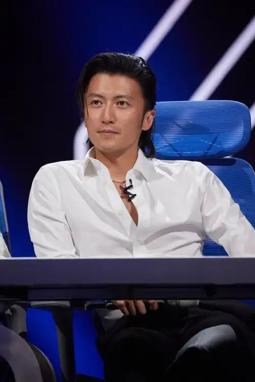 谢霆锋今天是锋味派##青年派计划##谢霆锋背头西装造型