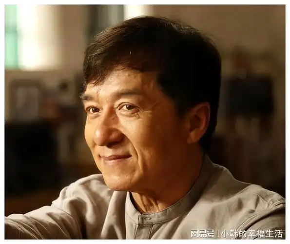 成龙头发花白昔日硬汉如今让人心疼网友感慨岁月无情