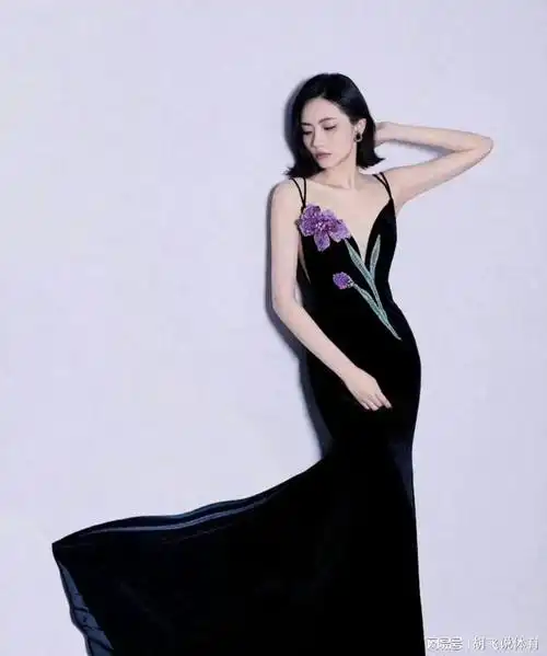 鸢尾花丝绒黑裙刘惜君美得令人窒息一手托腮引爆美颜新高度