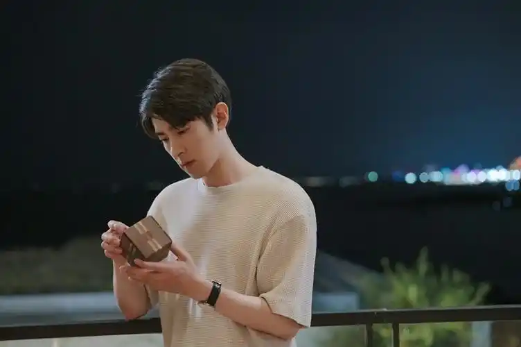 季肖冰新戏引期待《好想和你在一起》上演冰山男教授