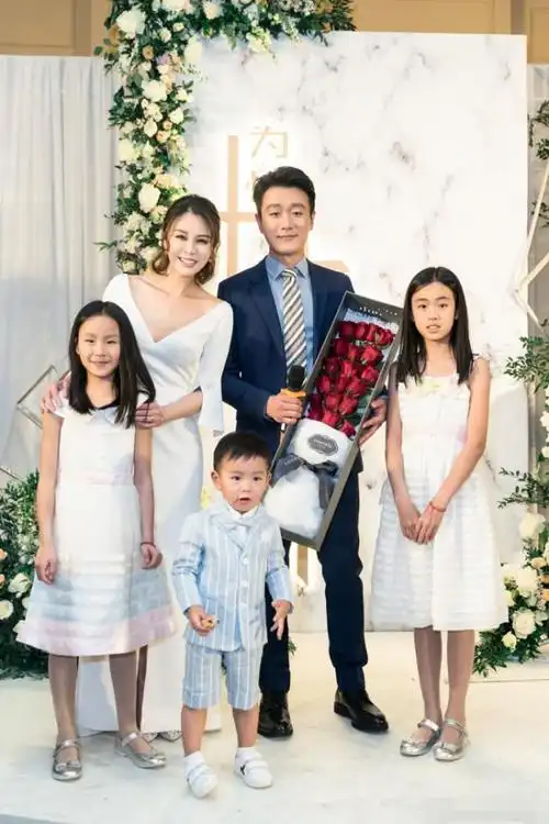 黄渤老婆终露真身与黄渤合体出席晚宴不是明星却满满少女味