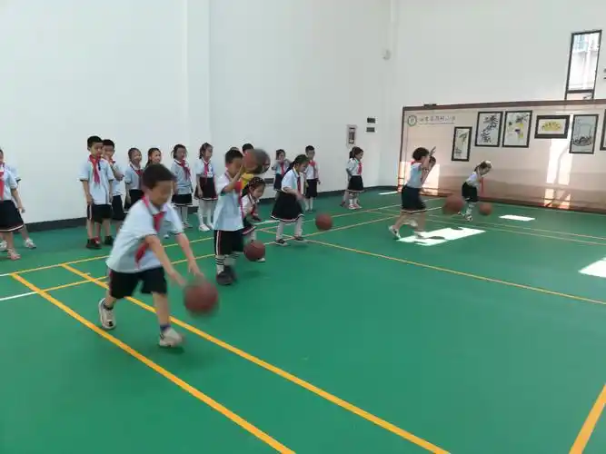 学校里有宽敞大气的室内体育馆,也叫风雨操场,当体育课遇上下雨天也不