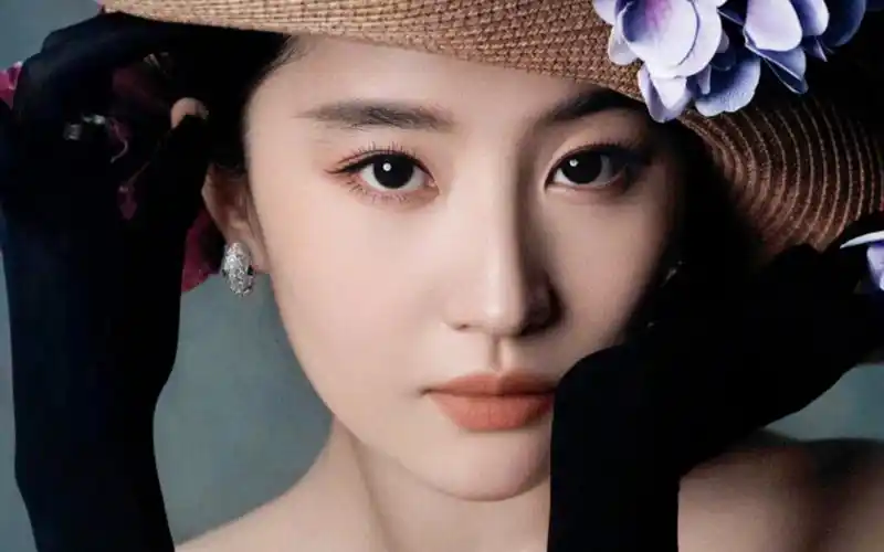 刘亦菲的名品五官就得怼脸拍 越高清越美丽