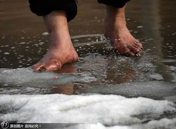 表哥练成了远近闻名的"赤脚大仙"