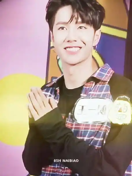 各种小表情超可爱笑起来超甜的王一博~  #向全世界安利王一博