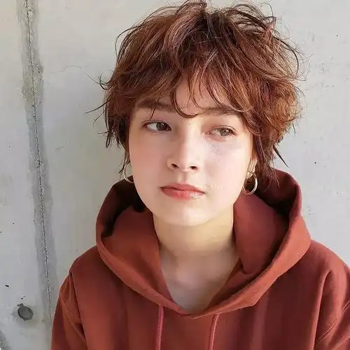 超短发微卷的要点就在于蓬松感和自然感,切记不要把卷发弄得