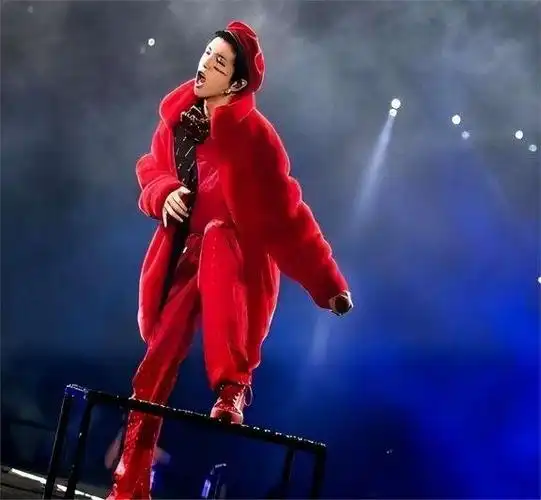 没有代表作,却自封华语乐坛神,夸张服饰的华晨宇还有救吗?