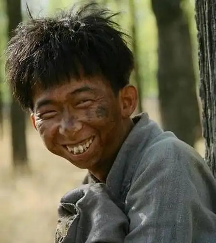 娱乐圈最丑演员真实身份令人惊叹身家上亿却只开50万吉普