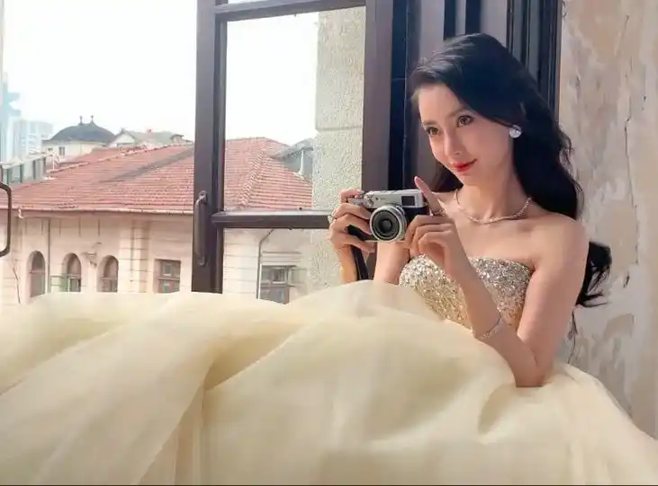 杨颖angelababy #微博之夜红毯 - 抖音