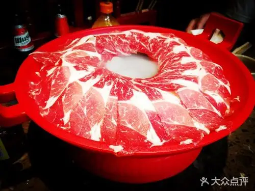 「贵妇牛肉」 摆盘很特别,红色的盆装,确实有大侠风范