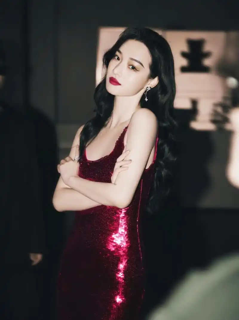 倪妮红裙魅力四射,惊艳街头风采  穿着雨中红色亮片裙,仿佛回到了90