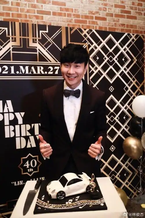 祝@林俊杰生日快乐    过去的20年里,你谱写了无数动人乐章,在舞台上