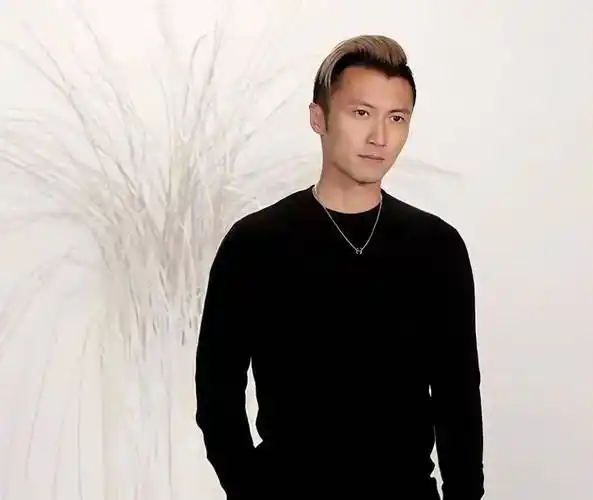 张柏芝机场被偶遇,面憔悴发际线高状态差!反而谢霆锋很开心!