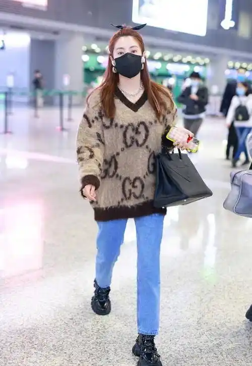 张雨绮为了抢镜够拼的,一袭紫红色深v裙,好身材藏不住了_形象_气质_女