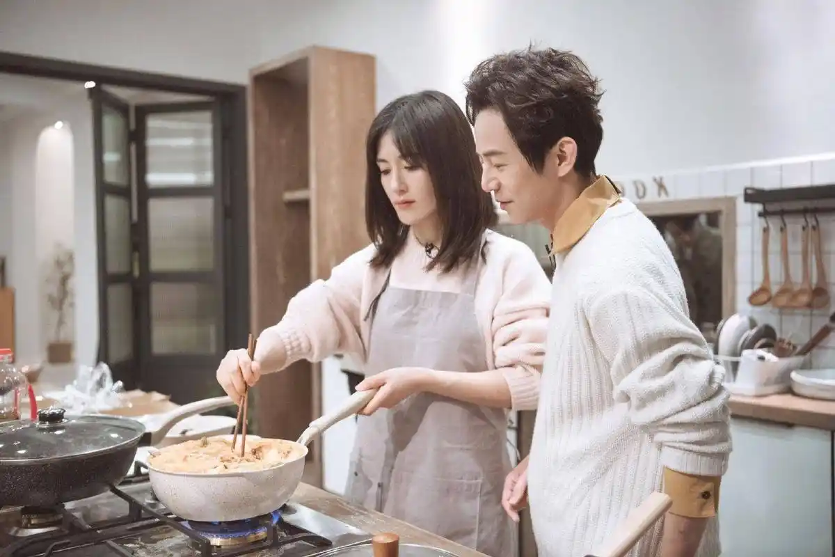 原创谢娜何炅靠毛衣减龄一粉一白穿出年轻范同框95后少年像同龄人