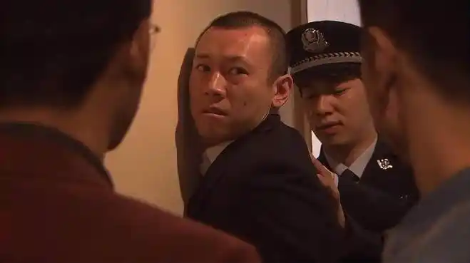 现场铁证:假警察利用身份干坏事,不料遇到真警察,当场被捕!