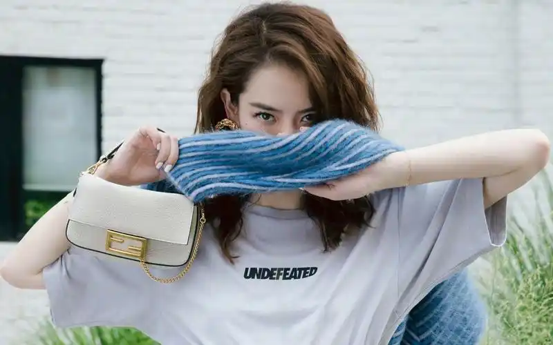 戚薇优雅迷人桌面壁纸35