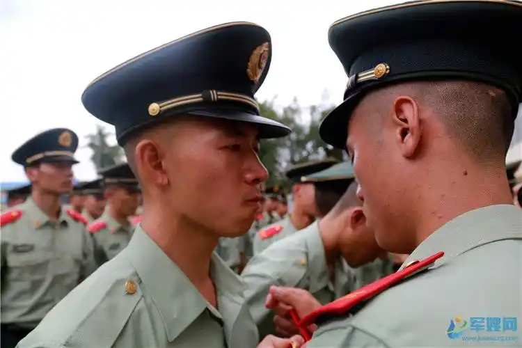 广西贵港:武警老兵卸衔 硬汉成"泪人"(4)