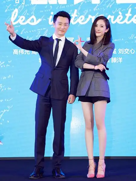 黄轩和杨幂西装