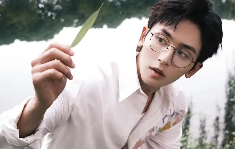 p>张哲瀚,1991年5月11日出生于江西省新余市,中国内地影视男演员