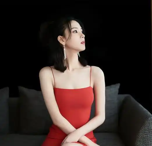 陈瑶长着一张娃娃脸受到了网友的喜爱,虽然她长着一张娃娃脸,但她身高