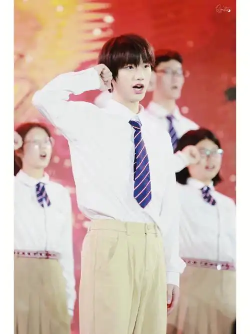 去年的这个时候:育才成人礼,今年这个时候:花少4录制.#丁程鑫