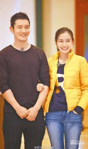 黄晓明(左)与angelababy「真情侣」在《奔跑吧兄弟》合体,一下抱一下