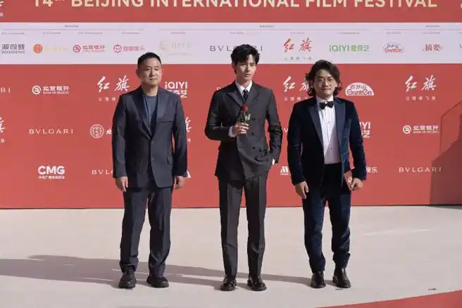 胡先煦拿玫瑰花走红毯##北影节开幕红毯